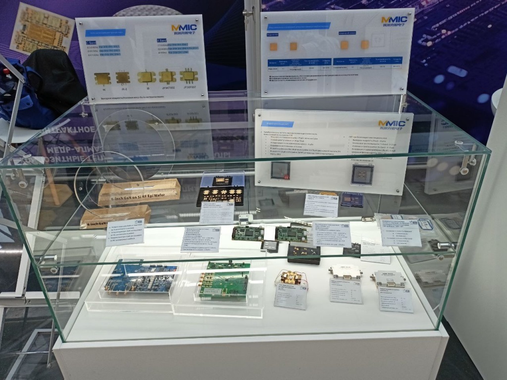Витрина стенда АО Нева Электроника и MMIC с СВЧ компонентами и гетероэпитаксиальными структурами на Форуме Микроэлектроника 2025