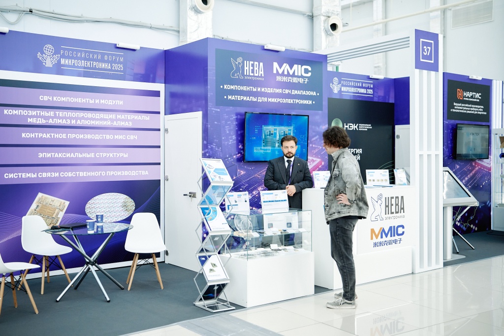 Работа менеджера АО Нева Электроника на стенде с представителями производственных компаний